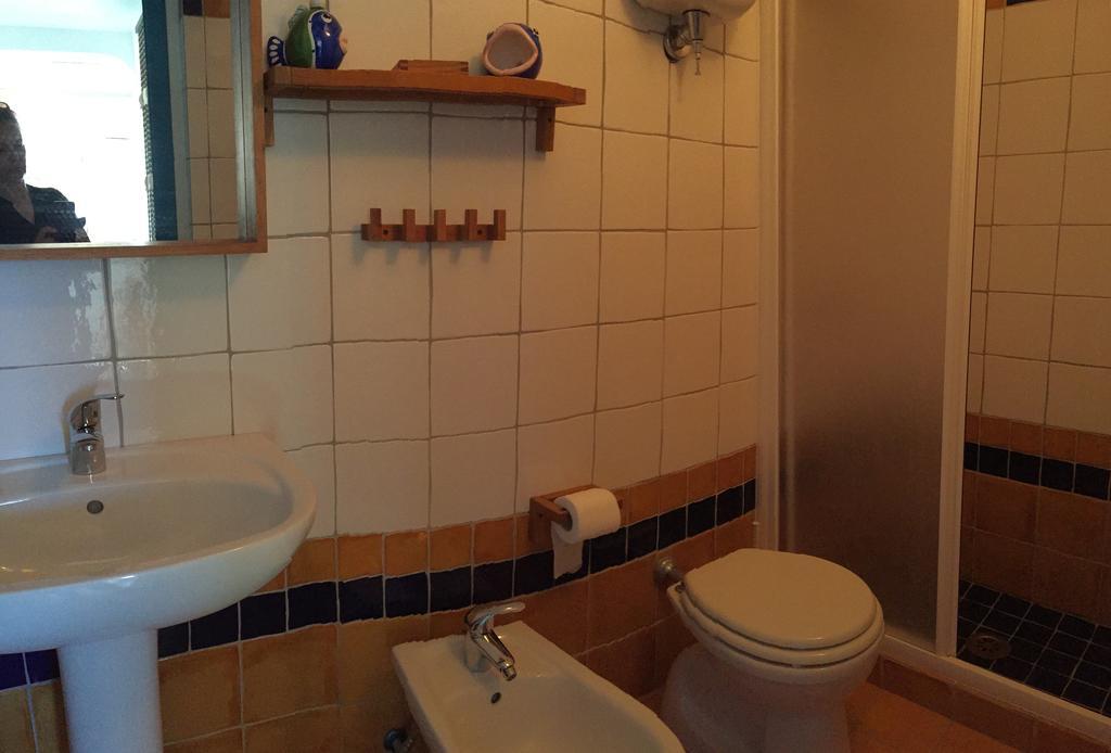 Ferienwohnung Raffaele Ponza Zimmer foto