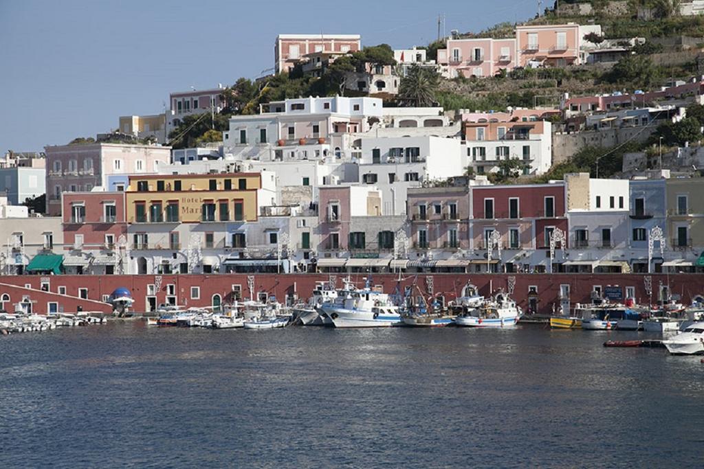 Ferienwohnung Raffaele Ponza Zimmer foto